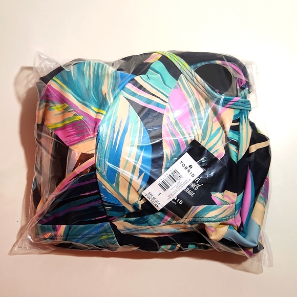 ❤️NWT VINTAGE TORRID TUMMY CONTROL - WIRELESS TROPICAL FLORAL PRINT - SWIMSUIT - Picture 5 of 15